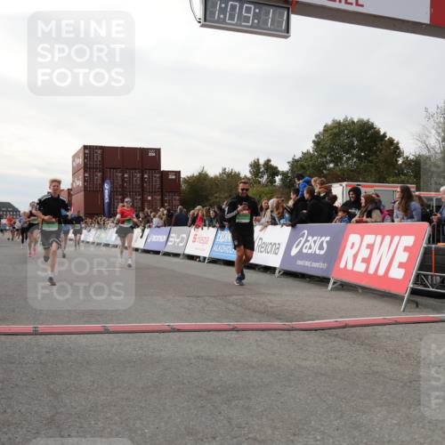 03.10.2025 - Köhlbrandbrückenlauf Yannick Fuchs http://msf.ph/oto/8984518 03.10.2025 16:09:09 Ziel 7379, 7501, 7822, 7823, 8217, 8348, 8763, 8797, 9019, 9091, 9139, 9216, 9739 meine-sportfotos.de