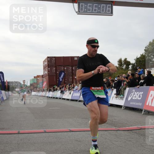 03.10.2025 - Köhlbrandbrückenlauf Yannick Fuchs http://msf.ph/oto/8984519 03.10.2025 15:56:04 Ziel 7012, 8820, 9231, 9525 meine-sportfotos.de