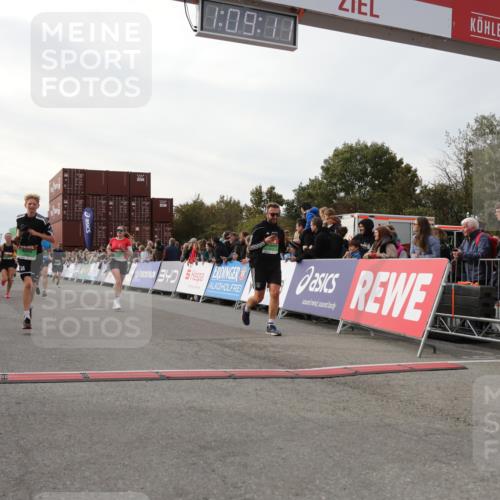 03.10.2025 - Köhlbrandbrückenlauf Yannick Fuchs http://msf.ph/oto/8984520 03.10.2025 16:09:10 Ziel 7379, 7558, 7822, 7823, 8217, 8348, 8763, 8797, 9019, 9091, 9139, 9216, 9739 meine-sportfotos.de