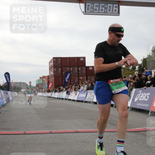 03.10.2025 - Köhlbrandbrückenlauf Yannick Fuchs http://msf.ph/oto/8984521 03.10.2025 15:56:04 Ziel 7012, 8820, 9231, 9525 meine-sportfotos.de