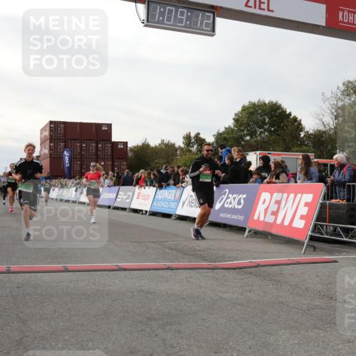 03.10.2025 - Köhlbrandbrückenlauf Yannick Fuchs http://msf.ph/oto/8984522 03.10.2025 16:09:10 Ziel 7379, 7558, 7822, 7823, 8217, 8348, 8763, 8797, 9019, 9091, 9139, 9216, 9739 meine-sportfotos.de