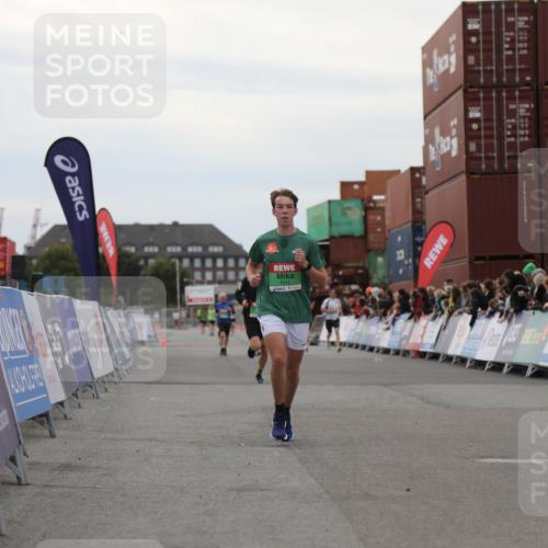 03.10.2025 - Köhlbrandbrückenlauf Yannick Fuchs http://msf.ph/oto/8984525 03.10.2025 15:56:05 Ziel 7012, 8820, 9231, 9525 meine-sportfotos.de