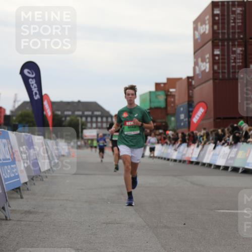 03.10.2025 - Köhlbrandbrückenlauf Yannick Fuchs http://msf.ph/oto/8984526 03.10.2025 15:56:05 Ziel 7012, 8820, 9231, 9525 meine-sportfotos.de