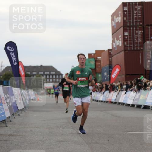 03.10.2025 - Köhlbrandbrückenlauf Yannick Fuchs http://msf.ph/oto/8984527 03.10.2025 15:56:06 Ziel 7012, 8820, 9231, 9525 meine-sportfotos.de