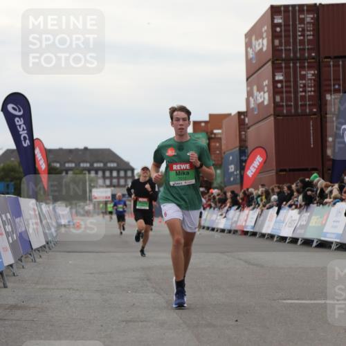 03.10.2025 - Köhlbrandbrückenlauf Yannick Fuchs http://msf.ph/oto/8984529 03.10.2025 15:56:06 Ziel 7012, 8820, 9231, 9525 meine-sportfotos.de