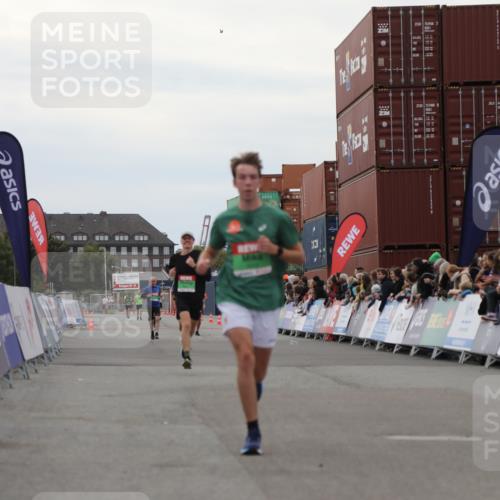 03.10.2025 - Köhlbrandbrückenlauf Yannick Fuchs http://msf.ph/oto/8984531 03.10.2025 15:56:06 Ziel 7012, 8820, 9231, 9525 meine-sportfotos.de