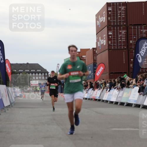 03.10.2025 - Köhlbrandbrückenlauf Yannick Fuchs http://msf.ph/oto/8984533 03.10.2025 15:56:06 Ziel 7012, 8820, 9231, 9525 meine-sportfotos.de