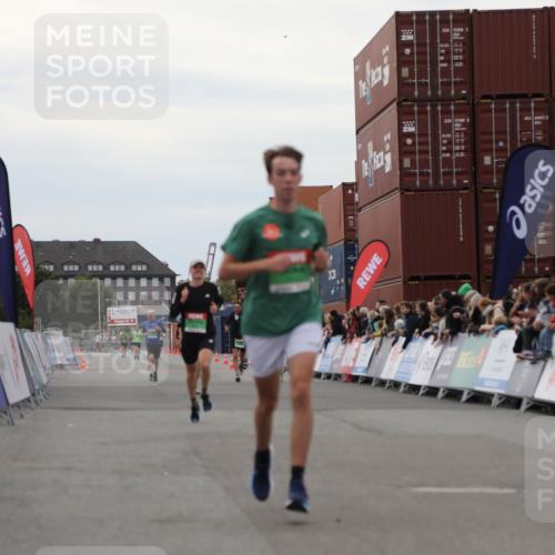 03.10.2025 - Köhlbrandbrückenlauf Yannick Fuchs http://msf.ph/oto/8984535 03.10.2025 15:56:06 Ziel 7012, 8820, 9231, 9525 meine-sportfotos.de