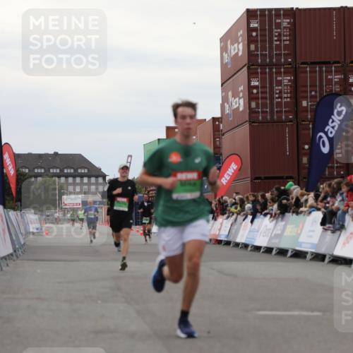 03.10.2025 - Köhlbrandbrückenlauf Yannick Fuchs http://msf.ph/oto/8984536 03.10.2025 15:56:06 Ziel 7012, 8820, 9231, 9525 meine-sportfotos.de