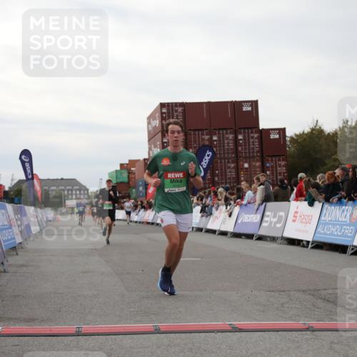 03.10.2025 - Köhlbrandbrückenlauf Yannick Fuchs http://msf.ph/oto/8984540 03.10.2025 15:56:07 Ziel 7012, 8820, 9231, 9525 meine-sportfotos.de