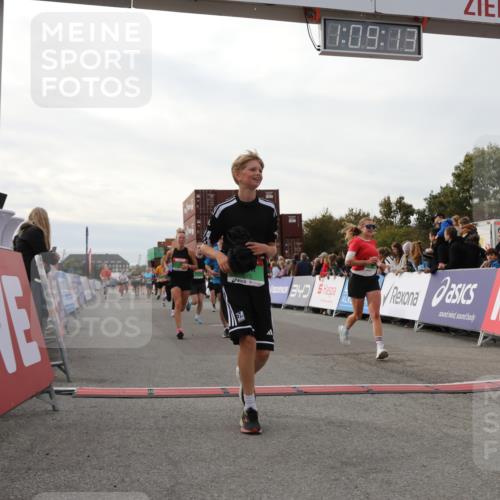 03.10.2025 - Köhlbrandbrückenlauf Yannick Fuchs http://msf.ph/oto/8984541 03.10.2025 16:09:11 Ziel 7379, 7447, 7558, 7702, 7822, 7823, 8217, 8348, 8763, 8797, 9019, 9091, 9139, 9216, 9739, 9752 meine-sportfotos.de