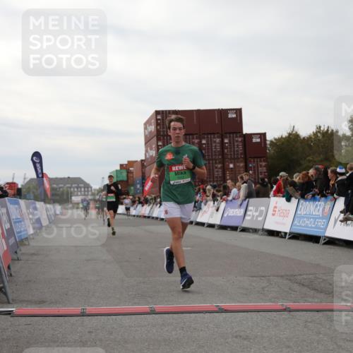 03.10.2025 - Köhlbrandbrückenlauf Yannick Fuchs http://msf.ph/oto/8984542 03.10.2025 15:56:07 Ziel 7012, 8820, 9231, 9525 meine-sportfotos.de