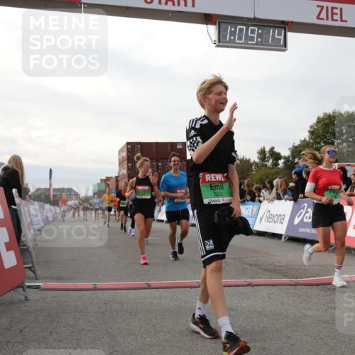 03.10.2025 - Köhlbrandbrückenlauf Yannick Fuchs http://msf.ph/oto/8984549 03.10.2025 16:09:12 Ziel 7447, 7558, 7702, 7822, 7823, 8217, 8348, 8763, 8797, 9019, 9091, 9151, 9216, 9739, 9752, 9753 meine-sportfotos.de