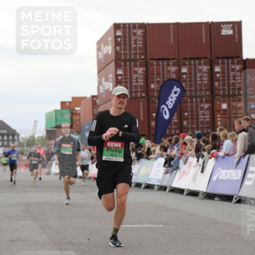 03.10.2025 - Köhlbrandbrückenlauf Yannick Fuchs http://msf.ph/oto/8984556 03.10.2025 15:56:09 Ziel 7012, 7128, 8820, 8976, 9525 meine-sportfotos.de