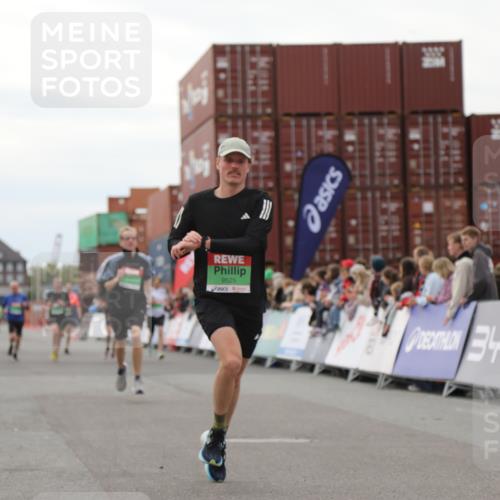 03.10.2025 - Köhlbrandbrückenlauf Yannick Fuchs http://msf.ph/oto/8984558 03.10.2025 15:56:10 Ziel 7012, 7046, 7128, 7170, 8820, 8976, 9525 meine-sportfotos.de