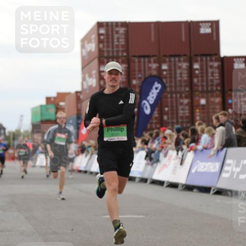 03.10.2025 - Köhlbrandbrückenlauf Yannick Fuchs http://msf.ph/oto/8984560 03.10.2025 15:56:10 Ziel 7012, 7046, 7128, 7170, 8820, 8976, 9525 meine-sportfotos.de