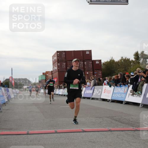 03.10.2025 - Köhlbrandbrückenlauf Yannick Fuchs http://msf.ph/oto/8984562 03.10.2025 15:56:10 Ziel 7012, 7046, 7128, 7170, 8820, 8976, 9525 meine-sportfotos.de
