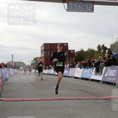 03.10.2025 - Köhlbrandbrückenlauf Yannick Fuchs http://msf.ph/oto/8984563 03.10.2025 15:56:10 Ziel 7012, 7046, 7128, 7170, 8820, 8976, 9525 meine-sportfotos.de