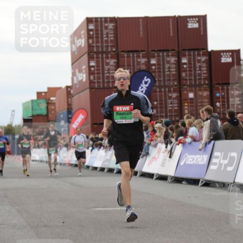 03.10.2025 - Köhlbrandbrückenlauf Yannick Fuchs http://msf.ph/oto/8984569 03.10.2025 15:56:11 Ziel 7012, 7046, 7079, 7128, 7170, 8820, 8976, 9525 meine-sportfotos.de