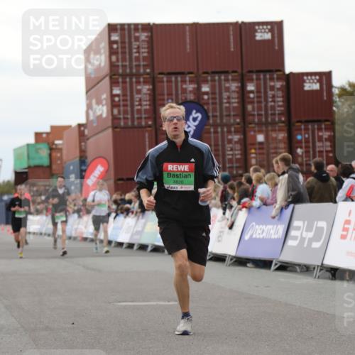 03.10.2025 - Köhlbrandbrückenlauf Yannick Fuchs http://msf.ph/oto/8984571 03.10.2025 15:56:12 Ziel 7046, 7079, 7128, 7170, 8820, 8976, 9525 meine-sportfotos.de