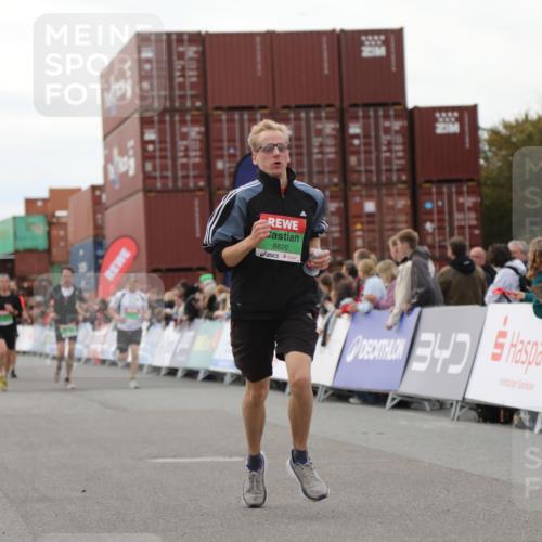 03.10.2025 - Köhlbrandbrückenlauf Yannick Fuchs http://msf.ph/oto/8984573 03.10.2025 15:56:12 Ziel 7046, 7079, 7128, 7170, 8820, 8976, 9525 meine-sportfotos.de
