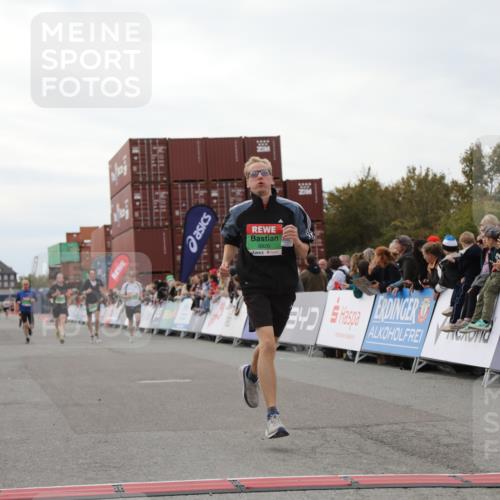 03.10.2025 - Köhlbrandbrückenlauf Yannick Fuchs http://msf.ph/oto/8984577 03.10.2025 15:56:12 Ziel 7046, 7079, 7128, 7170, 8820, 8976, 9525 meine-sportfotos.de