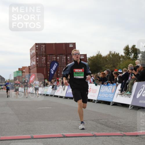 03.10.2025 - Köhlbrandbrückenlauf Yannick Fuchs http://msf.ph/oto/8984579 03.10.2025 15:56:12 Ziel 7046, 7079, 7128, 7170, 8820, 8976, 9525 meine-sportfotos.de