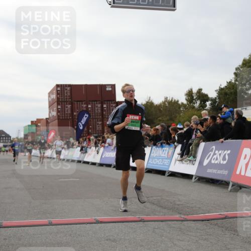 03.10.2025 - Köhlbrandbrückenlauf Yannick Fuchs http://msf.ph/oto/8984581 03.10.2025 15:56:12 Ziel 7046, 7079, 7128, 7170, 8820, 8976, 9525 meine-sportfotos.de