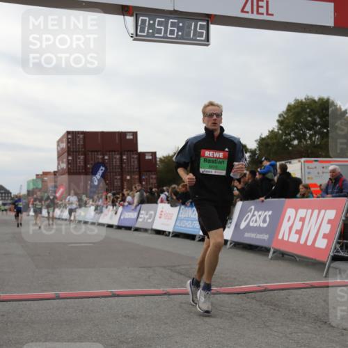 03.10.2025 - Köhlbrandbrückenlauf Yannick Fuchs http://msf.ph/oto/8984586 03.10.2025 15:56:13 Ziel 7046, 7079, 7128, 7170, 8820, 8976, 9525, 9559 meine-sportfotos.de