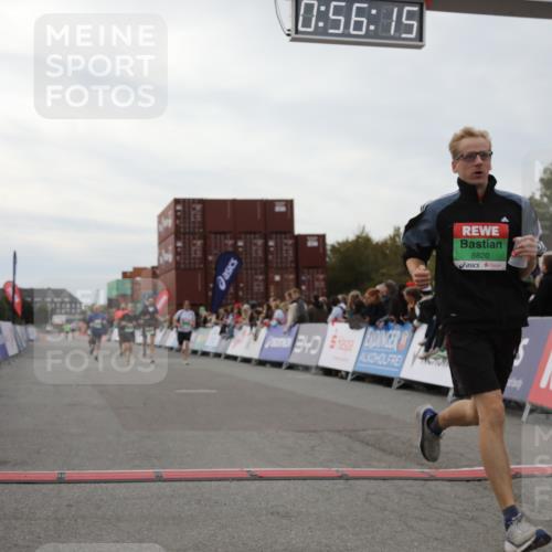 03.10.2025 - Köhlbrandbrückenlauf Yannick Fuchs http://msf.ph/oto/8984588 03.10.2025 15:56:13 Ziel 7046, 7079, 7128, 7170, 8820, 8976, 9525, 9559 meine-sportfotos.de
