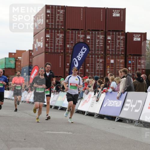 03.10.2025 - Köhlbrandbrückenlauf Yannick Fuchs http://msf.ph/oto/8984595 03.10.2025 15:56:14 Ziel 7046, 7079, 7128, 7170, 8820, 8976, 9525, 9559 meine-sportfotos.de