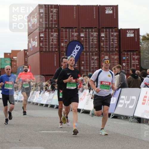 03.10.2025 - Köhlbrandbrückenlauf Yannick Fuchs http://msf.ph/oto/8984602 03.10.2025 15:56:16 Ziel 7046, 7079, 7128, 7170, 8820, 8976, 9559 meine-sportfotos.de