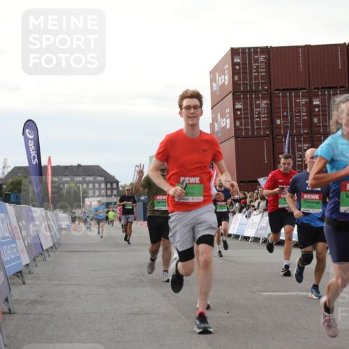 03.10.2025 - Köhlbrandbrückenlauf Yannick Fuchs http://msf.ph/oto/8984603 03.10.2025 16:09:18 Ziel 7395, 7447, 7558, 7702, 7822, 8217, 8541, 8788, 8823, 9019, 9091, 9151, 9334, 9470, 9752, 9753 meine-sportfotos.de