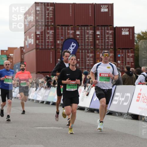 03.10.2025 - Köhlbrandbrückenlauf Yannick Fuchs http://msf.ph/oto/8984604 03.10.2025 15:56:16 Ziel 7046, 7079, 7128, 7170, 8820, 8976, 9559 meine-sportfotos.de