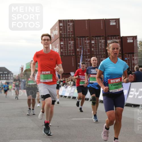 03.10.2025 - Köhlbrandbrückenlauf Yannick Fuchs http://msf.ph/oto/8984605 03.10.2025 16:09:18 Ziel 7395, 7447, 7558, 7702, 7822, 8217, 8541, 8788, 8823, 9019, 9091, 9151, 9334, 9470, 9752, 9753 meine-sportfotos.de