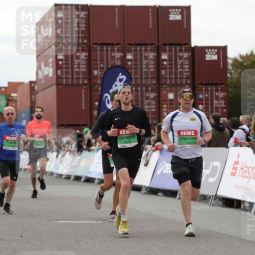 03.10.2025 - Köhlbrandbrückenlauf Yannick Fuchs http://msf.ph/oto/8984606 03.10.2025 15:56:16 Ziel 7046, 7079, 7128, 7170, 8820, 8976, 9559 meine-sportfotos.de