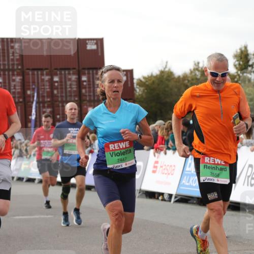 03.10.2025 - Köhlbrandbrückenlauf Yannick Fuchs http://msf.ph/oto/8984607 03.10.2025 16:09:19 Ziel 7395, 7447, 7558, 7702, 7822, 8541, 8788, 8823, 9019, 9151, 9334, 9470, 9752, 9753 meine-sportfotos.de