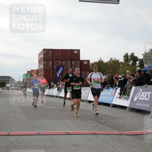 03.10.2025 - Köhlbrandbrückenlauf Yannick Fuchs http://msf.ph/oto/8984611 03.10.2025 15:56:17 Ziel 7046, 7079, 7128, 7170, 8976, 9559 meine-sportfotos.de