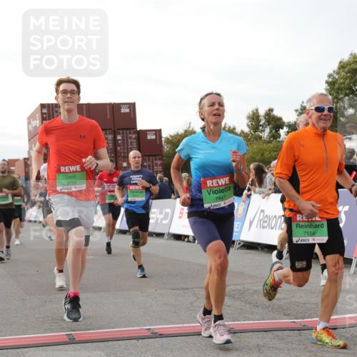 03.10.2025 - Köhlbrandbrückenlauf Yannick Fuchs http://msf.ph/oto/8984612 03.10.2025 16:09:19 Ziel 7395, 7447, 7558, 7702, 7822, 8541, 8788, 8823, 9019, 9151, 9334, 9470, 9752, 9753 meine-sportfotos.de