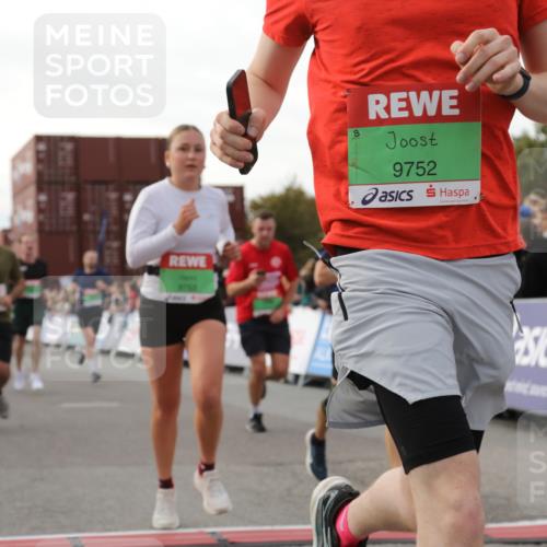 03.10.2025 - Köhlbrandbrückenlauf Yannick Fuchs http://msf.ph/oto/8984622 03.10.2025 16:09:20 Ziel 7345, 7395, 7447, 7558, 7702, 7822, 8541, 8788, 8823, 9019, 9151, 9334, 9470, 9752, 9753 meine-sportfotos.de