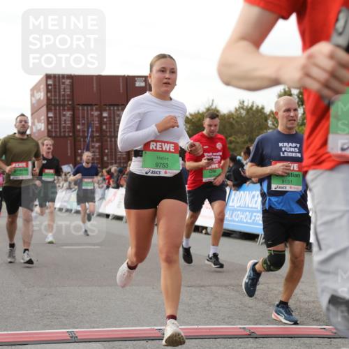 03.10.2025 - Köhlbrandbrückenlauf Yannick Fuchs http://msf.ph/oto/8984624 03.10.2025 16:09:20 Ziel 7345, 7395, 7447, 7558, 7702, 7822, 8541, 8788, 8823, 9019, 9151, 9334, 9470, 9752, 9753 meine-sportfotos.de