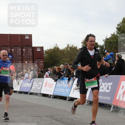 03.10.2025 - Köhlbrandbrückenlauf Yannick Fuchs http://msf.ph/oto/8984629 03.10.2025 15:56:18 Ziel 7046, 7079, 7128, 7170, 8976, 9559 meine-sportfotos.de