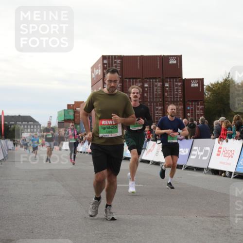 03.10.2025 - Köhlbrandbrückenlauf Yannick Fuchs http://msf.ph/oto/8984631 03.10.2025 16:09:21 Ziel 7345, 7395, 7447, 7558, 7702, 8541, 8788, 8823, 9151, 9334, 9470, 9752, 9753 meine-sportfotos.de