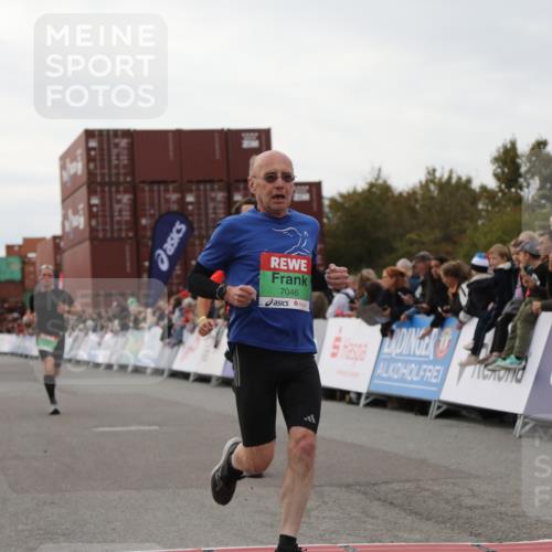 03.10.2025 - Köhlbrandbrückenlauf Yannick Fuchs http://msf.ph/oto/8984632 03.10.2025 15:56:19 Ziel 7046, 7079, 7128, 7170, 8976, 9559 meine-sportfotos.de