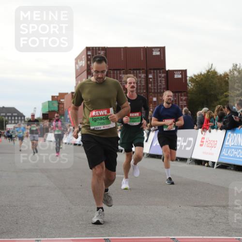 03.10.2025 - Köhlbrandbrückenlauf Yannick Fuchs http://msf.ph/oto/8984635 03.10.2025 16:09:22 Ziel 7345, 7395, 7447, 7558, 7609, 7702, 8541, 8788, 8823, 9151, 9334, 9470, 9752, 9753 meine-sportfotos.de