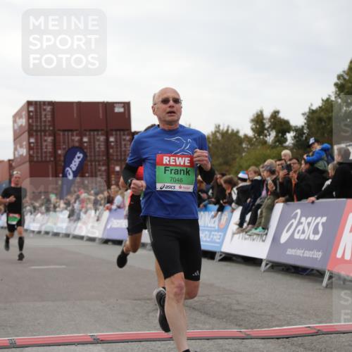 03.10.2025 - Köhlbrandbrückenlauf Yannick Fuchs http://msf.ph/oto/8984636 03.10.2025 15:56:19 Ziel 7046, 7079, 7128, 7170, 8976, 9559 meine-sportfotos.de