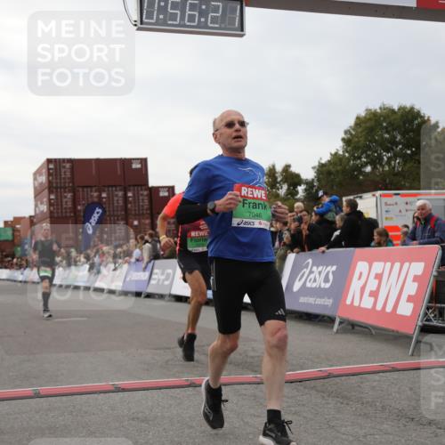 03.10.2025 - Köhlbrandbrückenlauf Yannick Fuchs http://msf.ph/oto/8984638 03.10.2025 15:56:19 Ziel 7046, 7079, 7128, 7170, 8976, 9559 meine-sportfotos.de