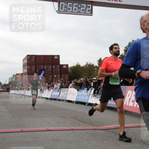 03.10.2025 - Köhlbrandbrückenlauf Yannick Fuchs http://msf.ph/oto/8984644 03.10.2025 15:56:20 Ziel 7046, 7079, 7128, 7170, 8976, 9559 meine-sportfotos.de