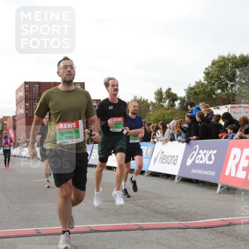 03.10.2025 - Köhlbrandbrückenlauf Yannick Fuchs http://msf.ph/oto/8984645 03.10.2025 16:09:22 Ziel 7345, 7395, 7447, 7558, 7609, 7702, 8541, 8788, 8823, 9151, 9334, 9470, 9752, 9753 meine-sportfotos.de