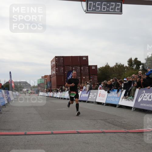 03.10.2025 - Köhlbrandbrückenlauf Yannick Fuchs http://msf.ph/oto/8984646 03.10.2025 15:56:20 Ziel 7046, 7079, 7128, 7170, 8976, 9559 meine-sportfotos.de